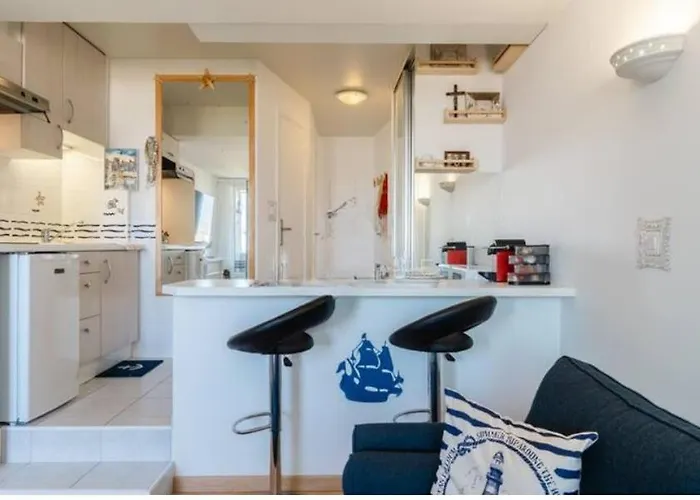 아파트 Cozy With Sea View In 도빌